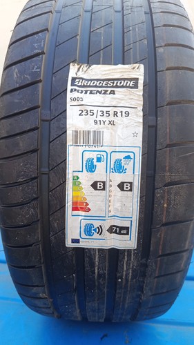 Pneumatici 235 r19 - 4,